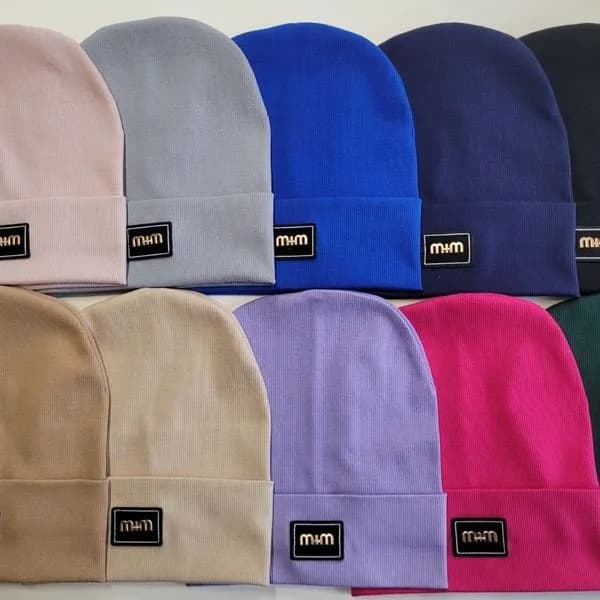 Czapka damska prążkowana z naszywką m+m - mix kolorów