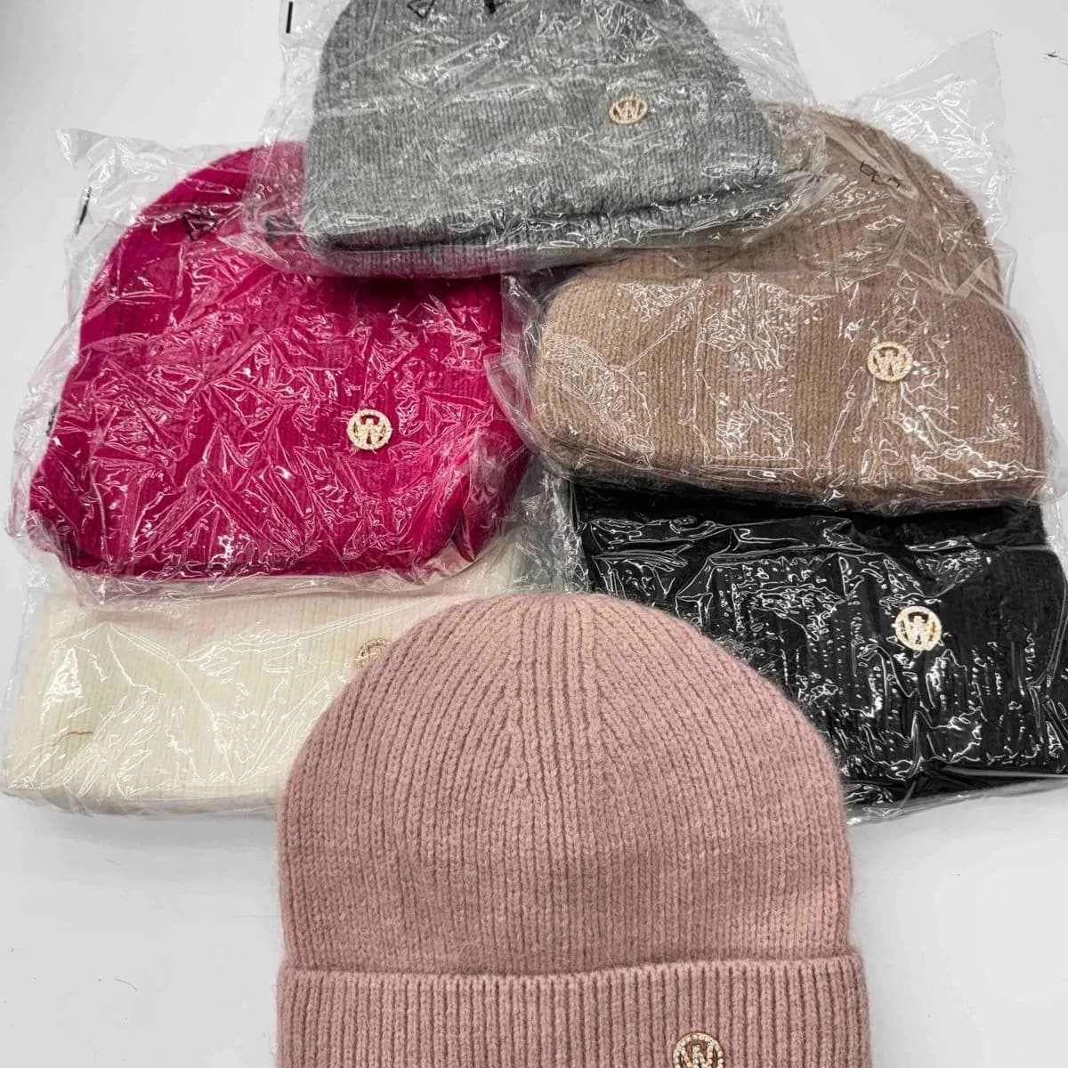 Czapka damska zimowa z ozdobnym emblematem W, mix kolorów