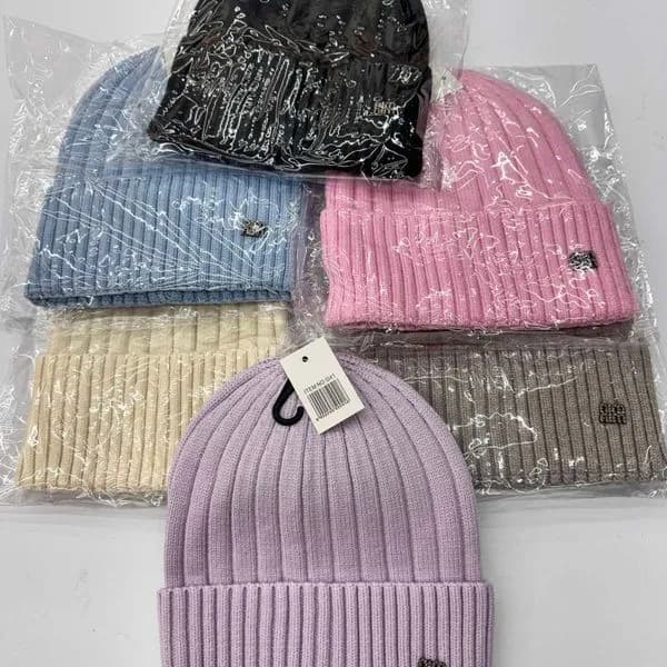 Czapka damska/dziewczęca prążkowana z ozdobą, mix kolorów