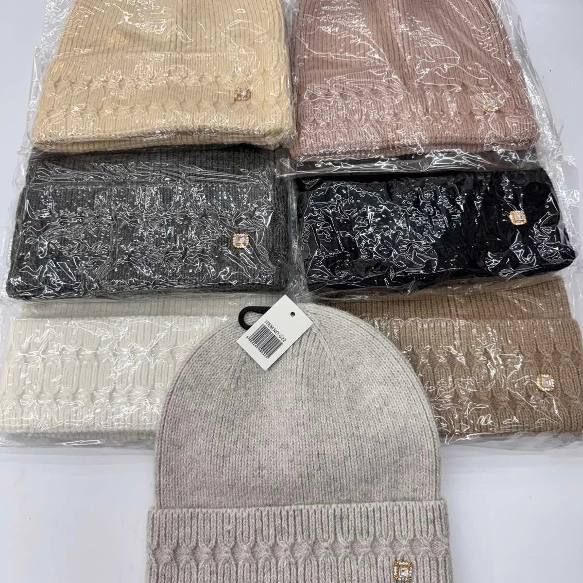 Czapka damska dzianinowa z ozdobnym splotem i dżetem, mix kolorów