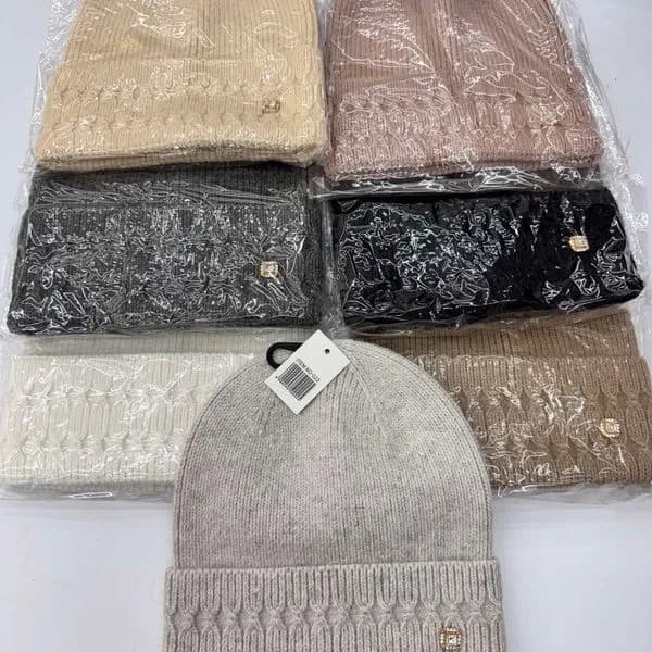 Czapka damska dzianinowa z ozdobnym splotem i dżetem, mix kolorów