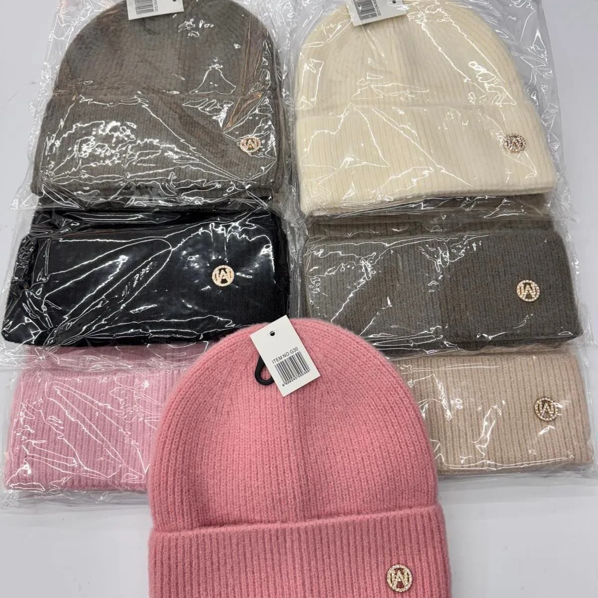 Czapka damska dzianinowa z ozdobnym emblematem, mix kolorów