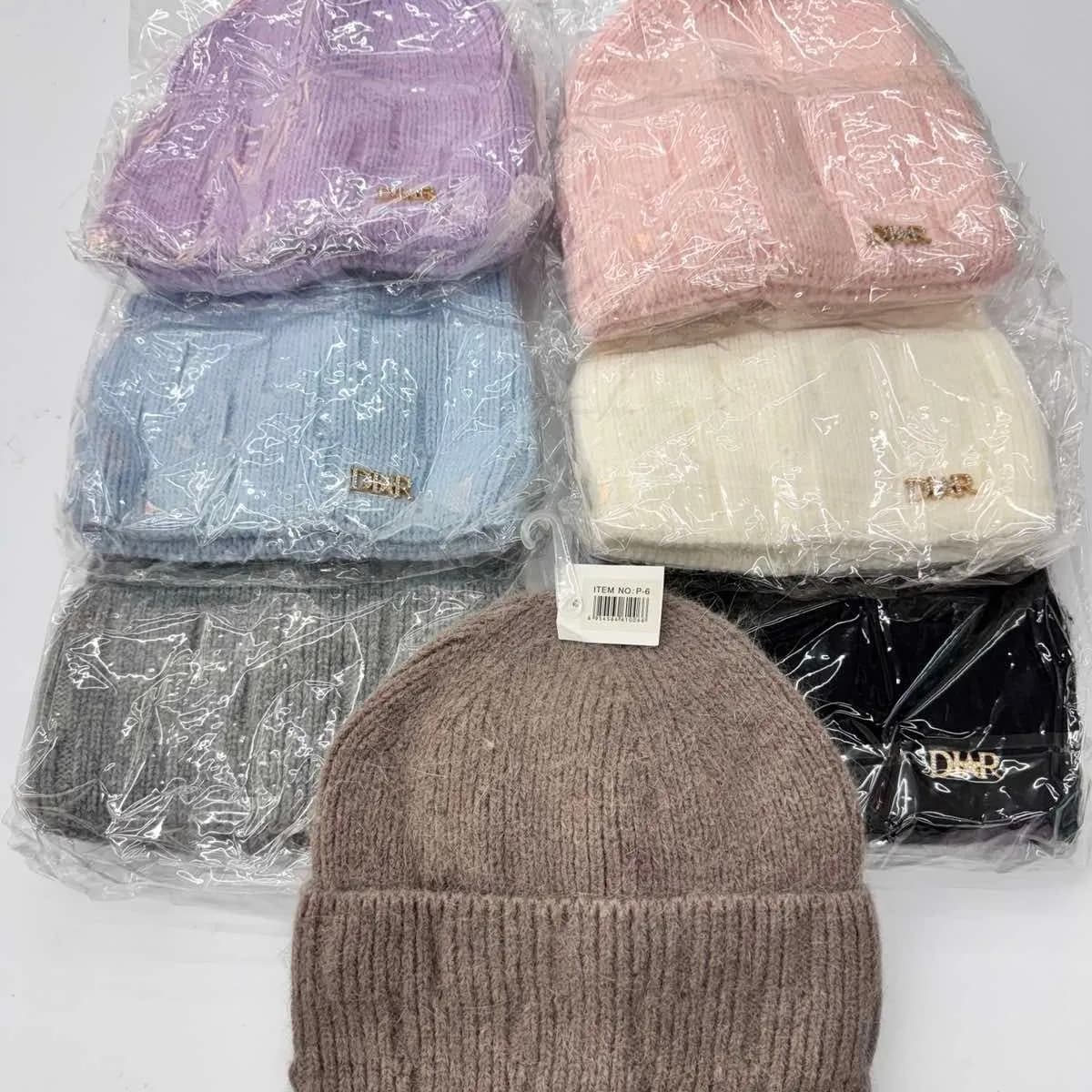 Czapka damska prążkowana z ozdobą DIAR, mix kolorów