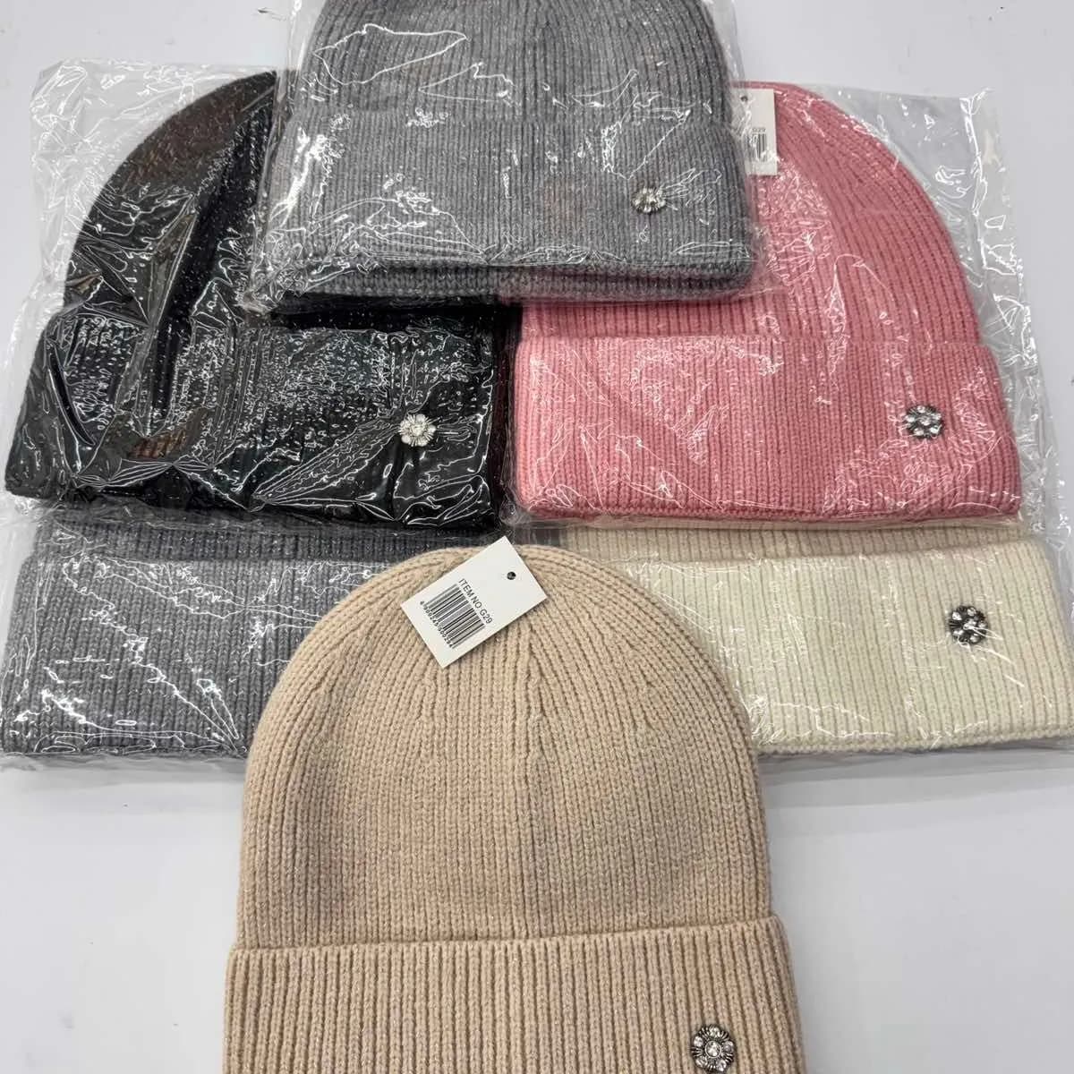 Czapka Damska Dziewczęca Prążkowana z Kwiatkiem 12szt