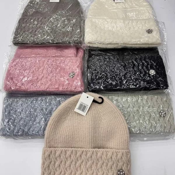 Czapka damska dzianinowa z ozdobną broszką mix kolorów 12 szt.