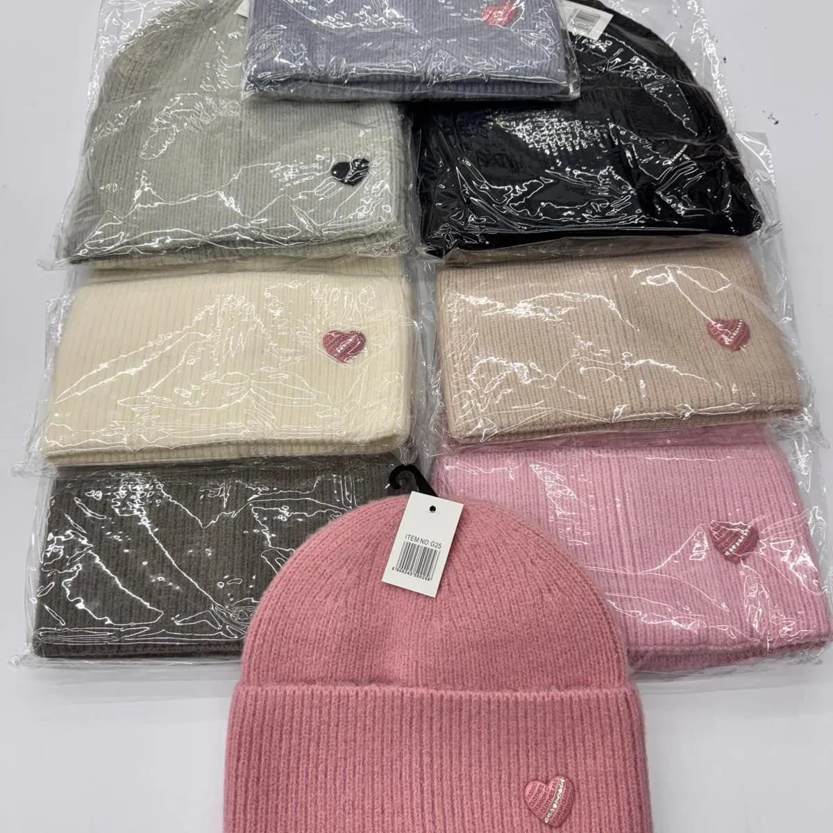 Czapka damska dziecięca prążkowana z sercem mix kolorów 12szt