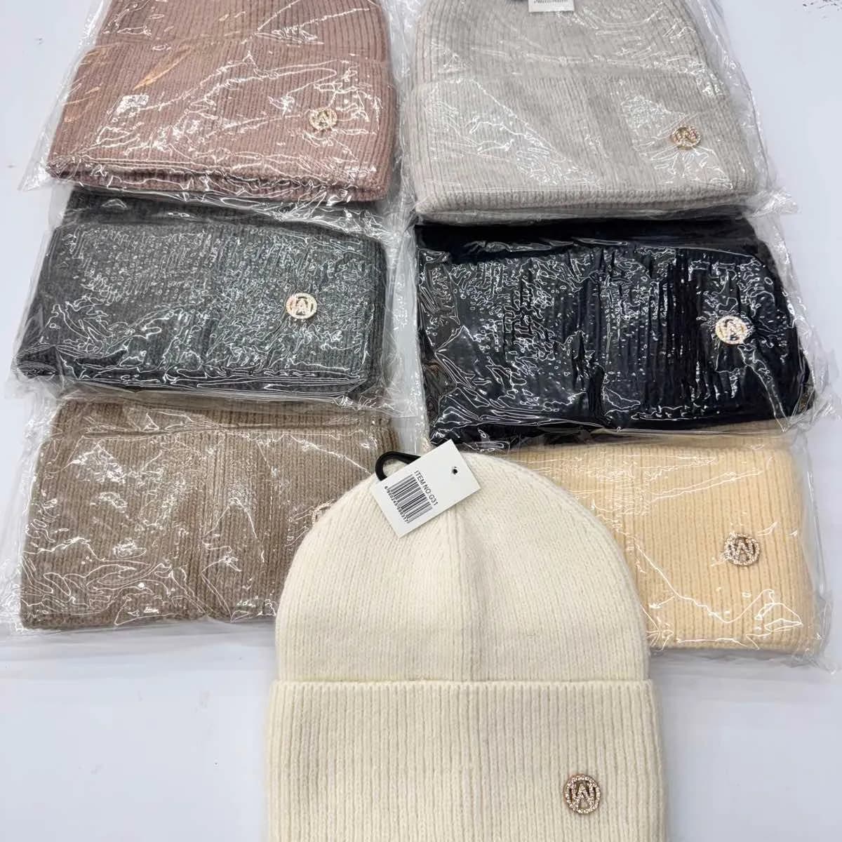 Czapka damska prążkowana z ozdobną broszką, mix kolorów