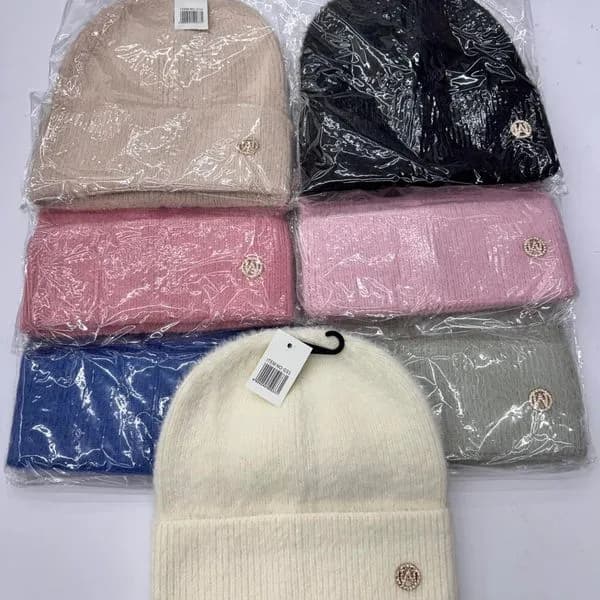 Czapka damska dzianinowa z ozdobnym emblematem, mix kolorów