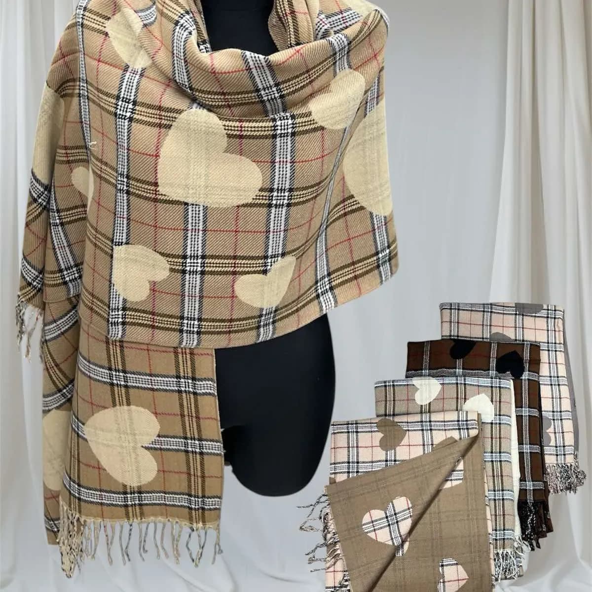 Szalik damski w kratę i serca, wiskoza z wełną, frędzle