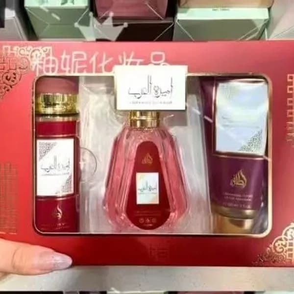 Zestaw damskich perfum i żelu pod prysznic w pudełku