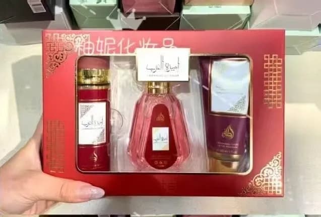 Zestaw damskich perfum i żelu pod prysznic w pudełku