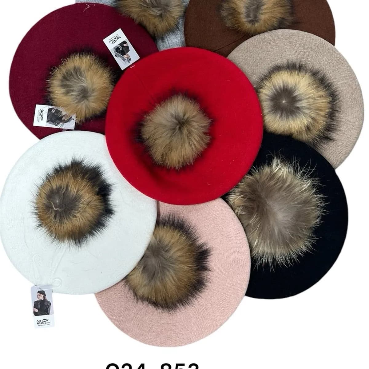 Beret damski z pomponem z naturalnego futra - CZAPKA DAMSKI