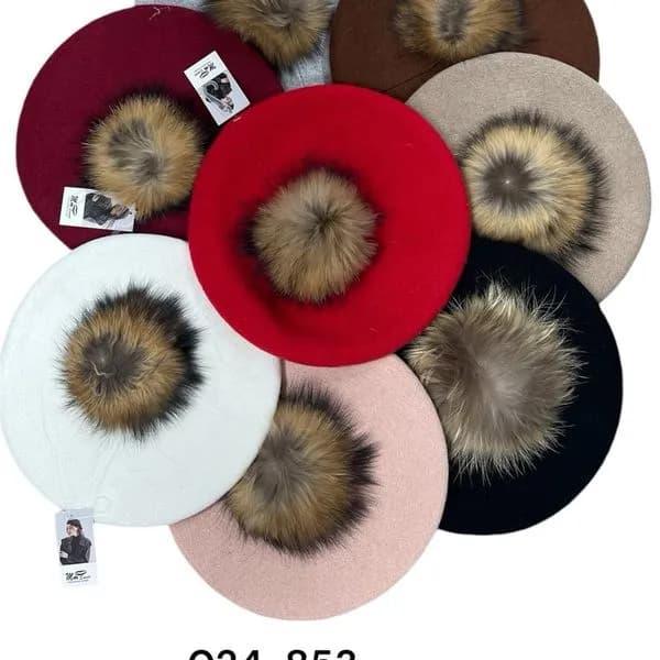 Beret damski z pomponem z naturalnego futra - CZAPKA DAMSKI