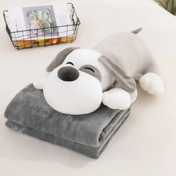 Maskotka pies z kocykiem szary 26012026-232