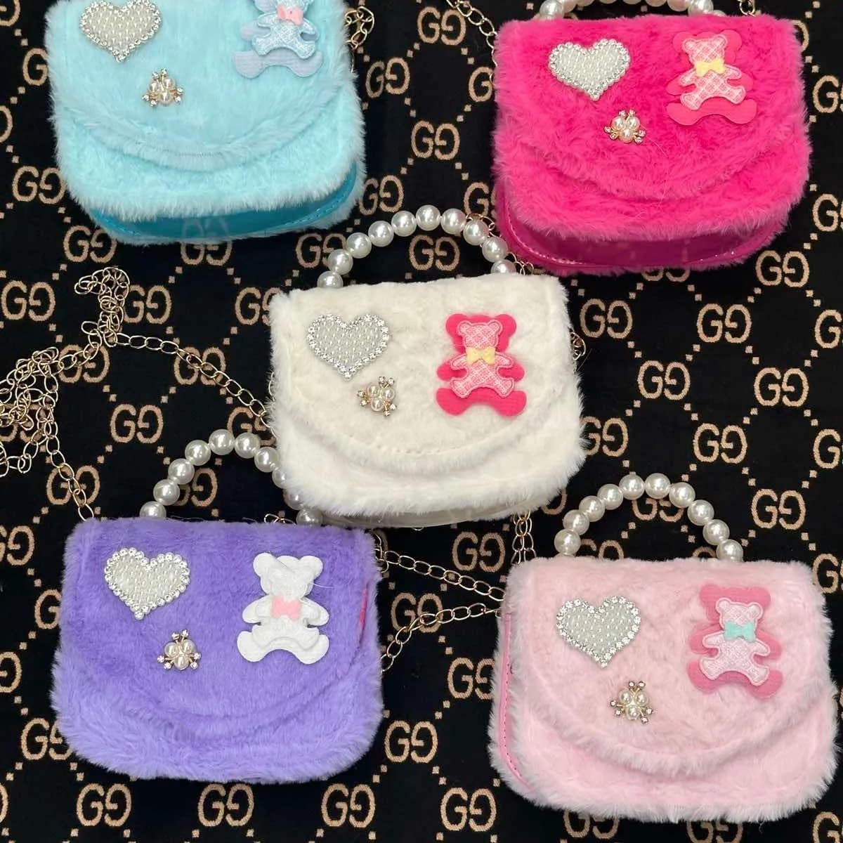 Torebka dla dzieci futrzana z perłami i misiem, mix kolorów