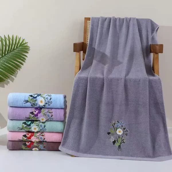 Ręcznik bawełniany 70x140cm z haftem kwiatowym - mix kolorów