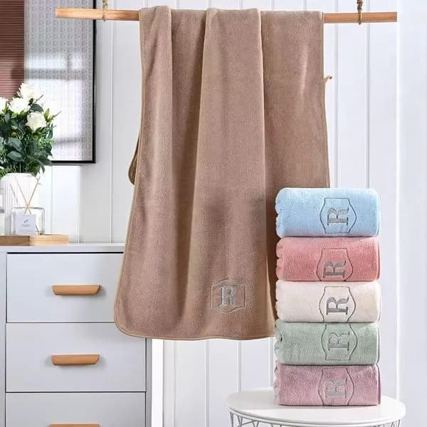 Ręcznik z mikrofibry 50/100 cm z haftem litera R, mix kolorów