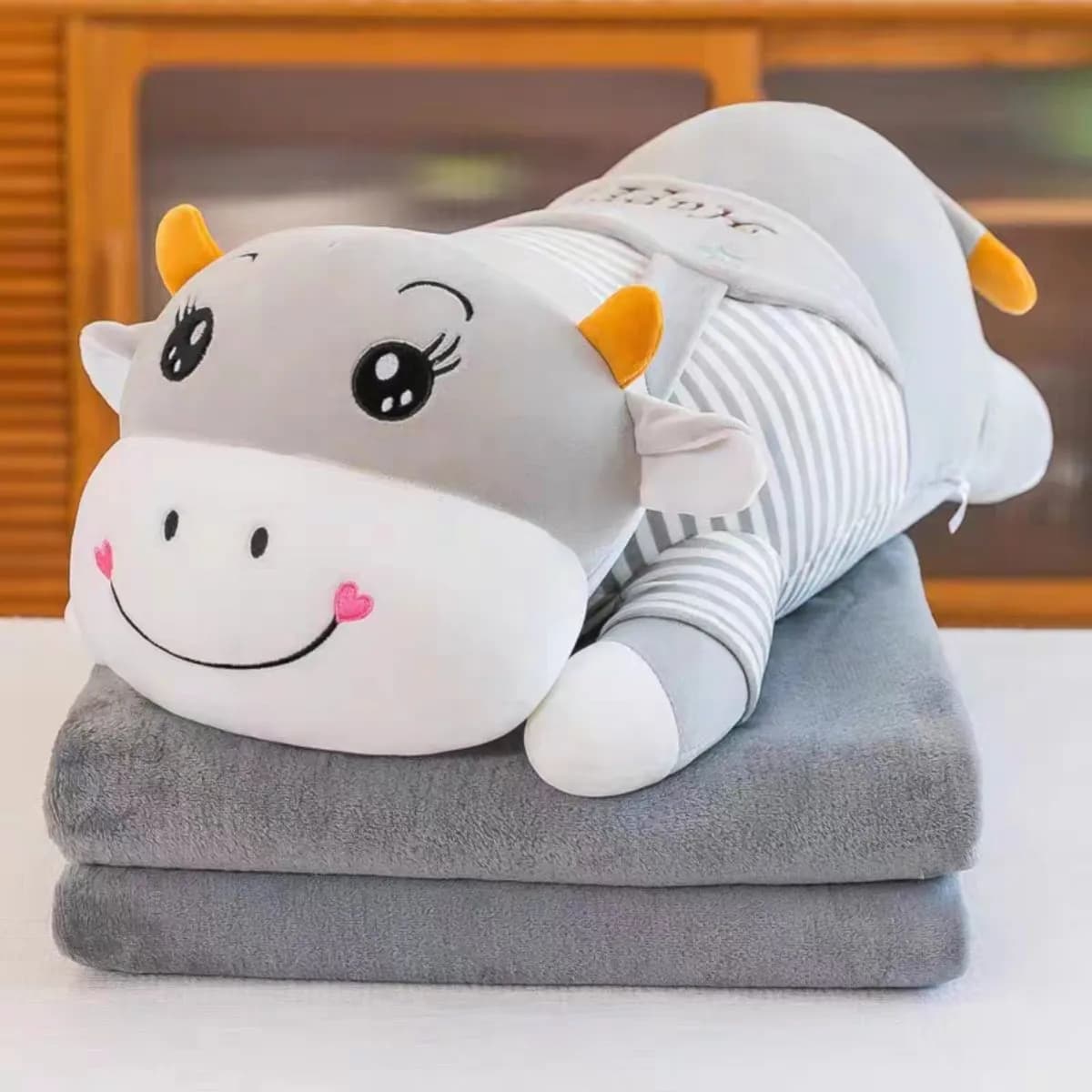 Maskotka krówka z kocykiem szara 27012026-15