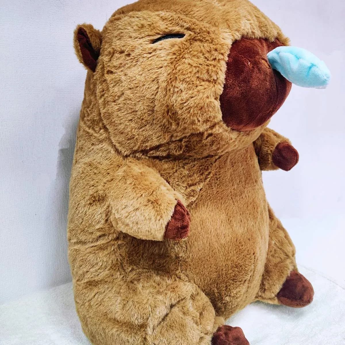 Maskotka wombat z kocykiem brązowa