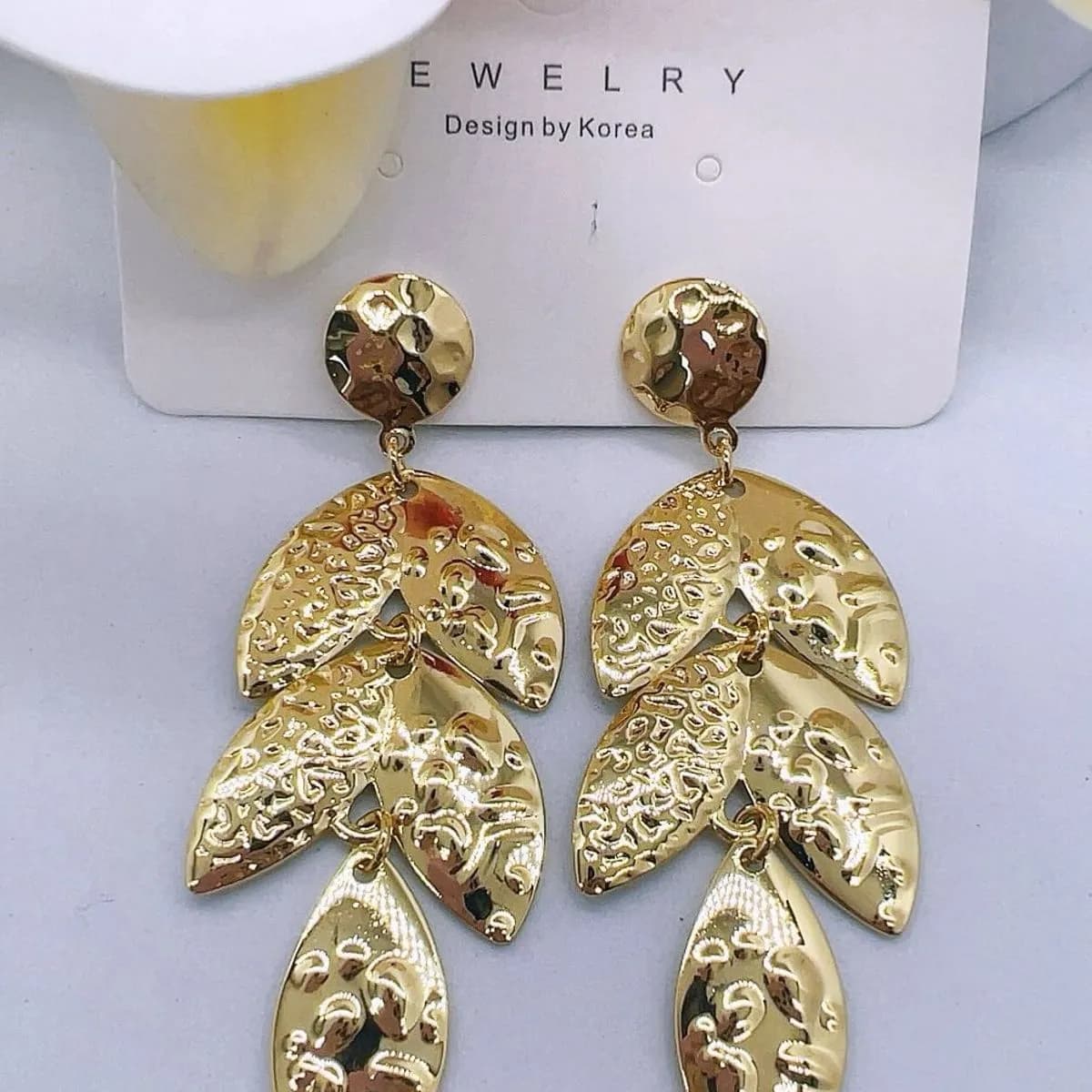 Kolczyki damskie złote wiszące mosiądz listki młotkowane