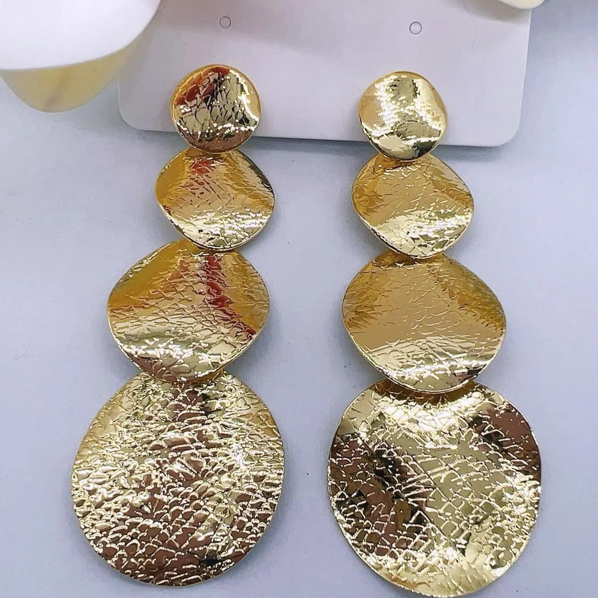 Kolczyki damskie mosiężne złote długie teksturowane koła 12szt