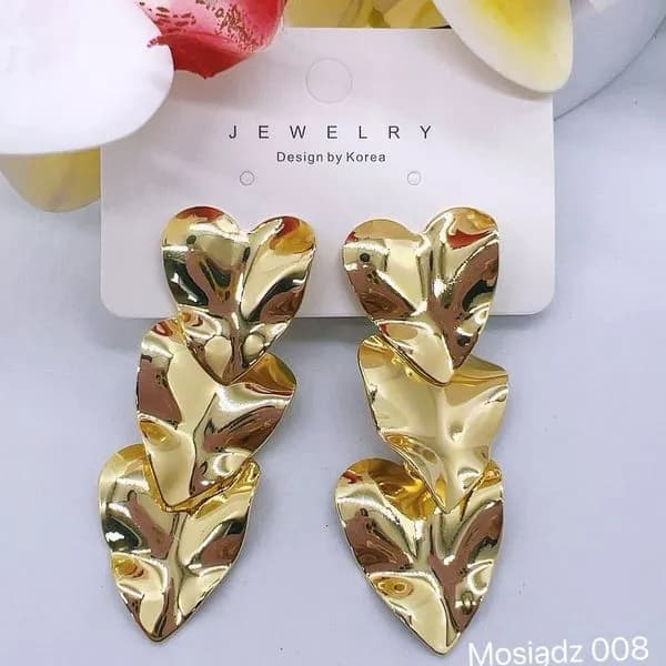 Kolczyki damskie wiszące złote potrójne serca mosiądz 12 szt.