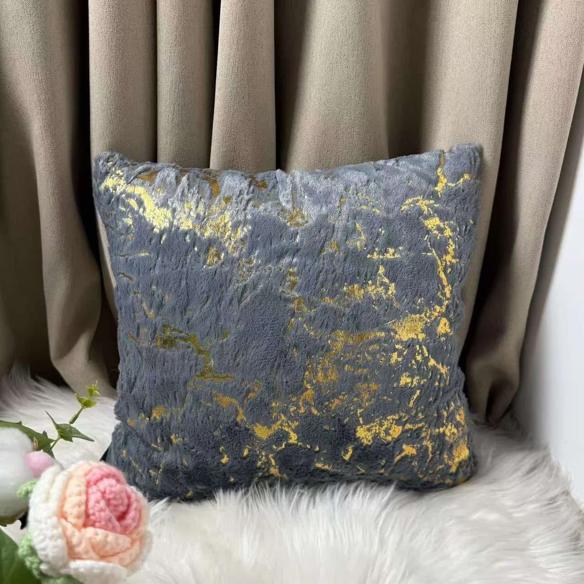 Poszewka dekoracyjna 40x40cm szara ze złotym wzorem marmur plusz