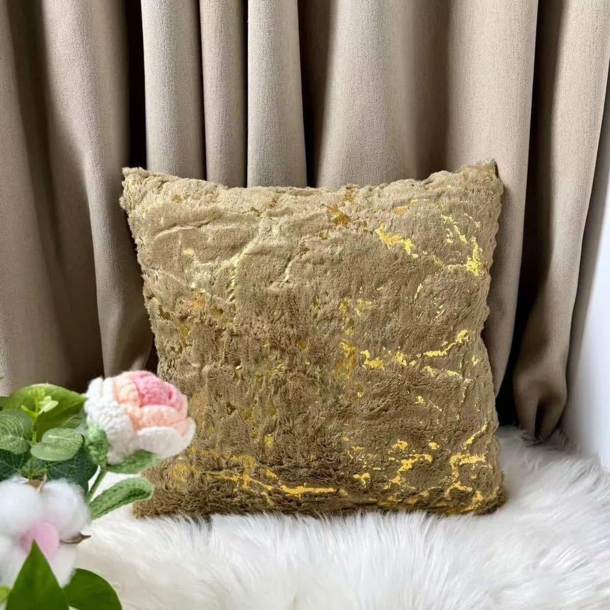 Poszewka dekoracyjna 40x40cm pluszowa beżowa ze złotym wzorem
