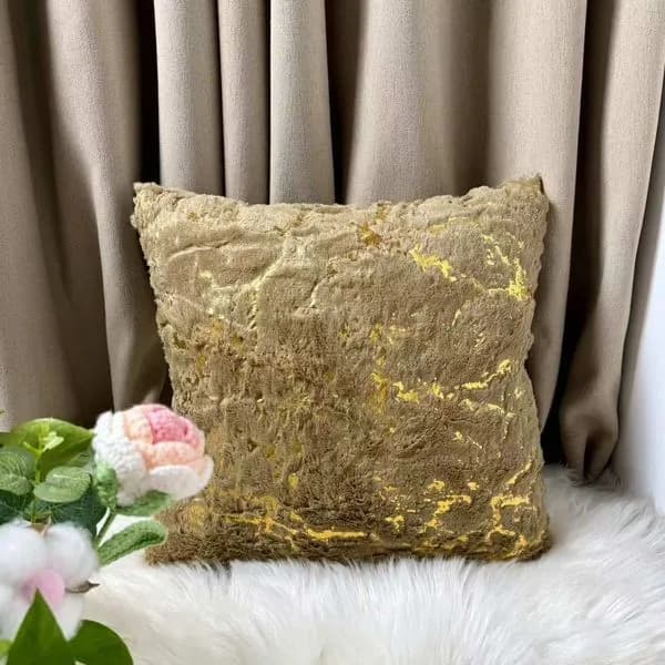 Poszewka dekoracyjna 40x40cm pluszowa beżowa ze złotym wzorem