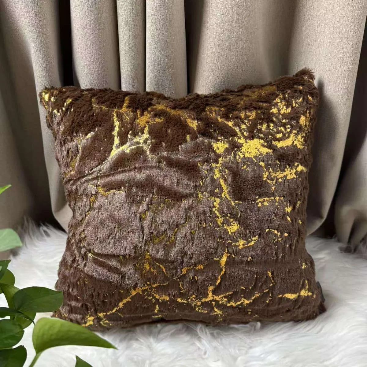 Poszewka dekoracyjna 40x40cm brązowa futrzana ze złotym wzorem