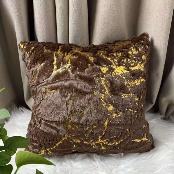 Poszewka dekoracyjna 40x40cm brązowa futrzana ze złotym wzorem
