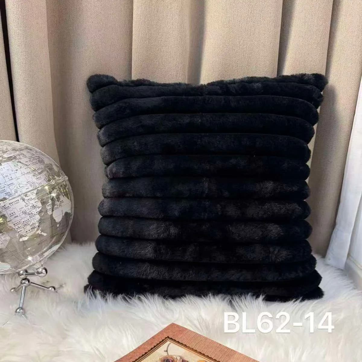 Poszewka dekoracyjna 40x40cm czarna pluszowa w paski BL62-14