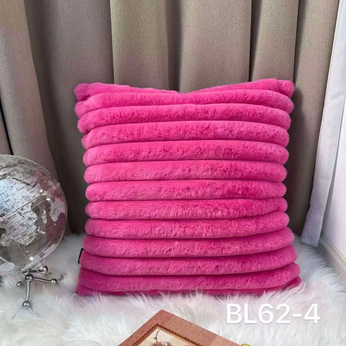 Poszewka dekoracyjna 40x40cm futerkowa prążkowana różowa