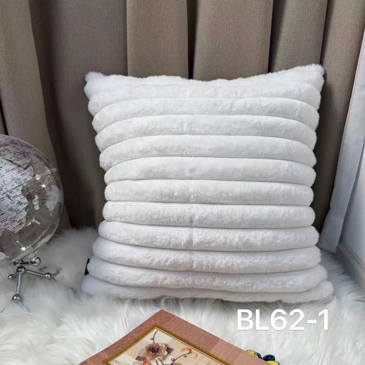 Poszewka dekoracyjna 40x40cm biała futrzana w pasy BL62-1