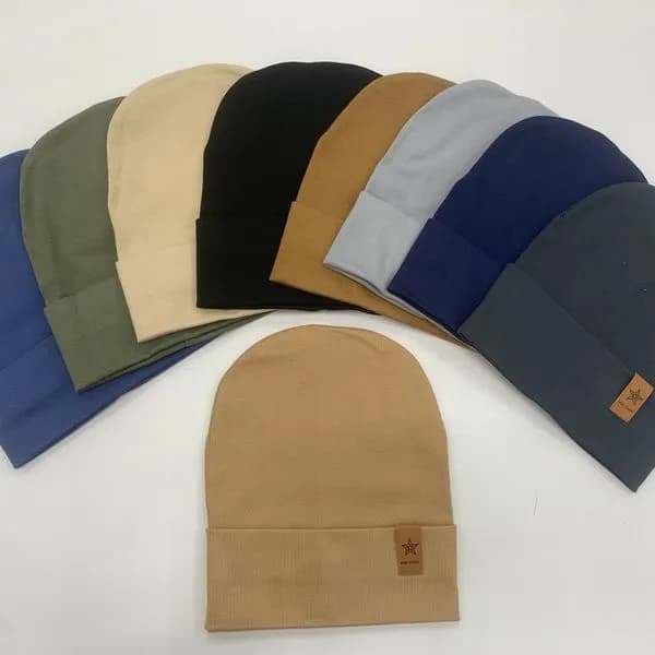 CZAPKI DAMSKI Beanie Prążkowane z Naszywką New Stars 10 szt.