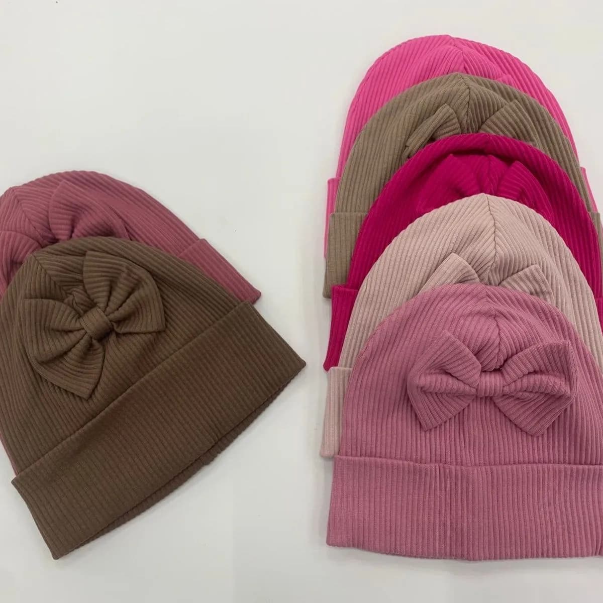 CZAPKI DZIECIĘCE prążkowane z kokardą, mix kolorów, 12 szt.