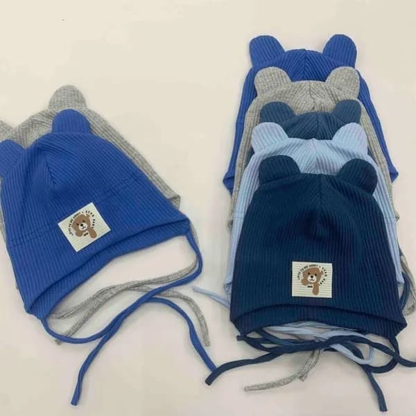 CZAPKI DZIECIĘCE prążkowane z uszami i troczkami, mix kolorów