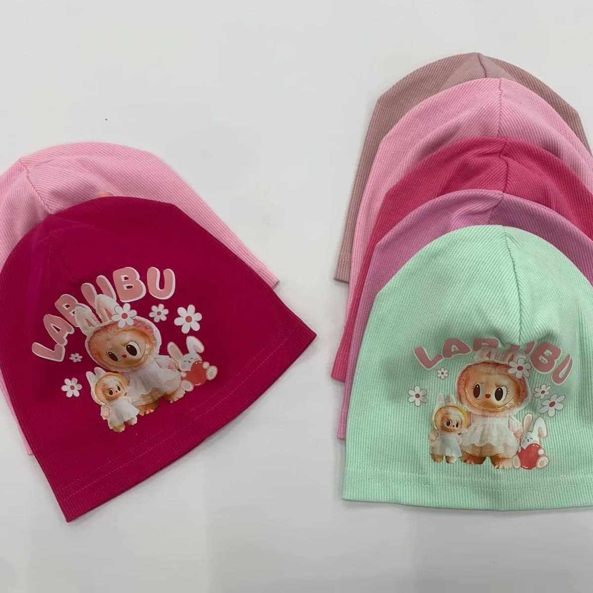 Czapki dziecięce prążkowane z nadrukiem Labubu, mix kolorów 12 szt.