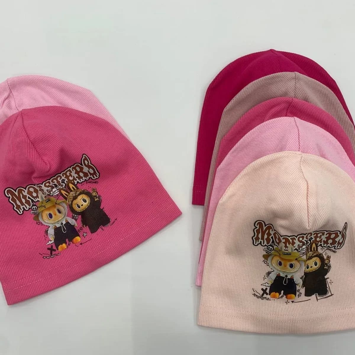 Czapki dziecięce prążkowane z nadrukiem Monsters - mix kolorów