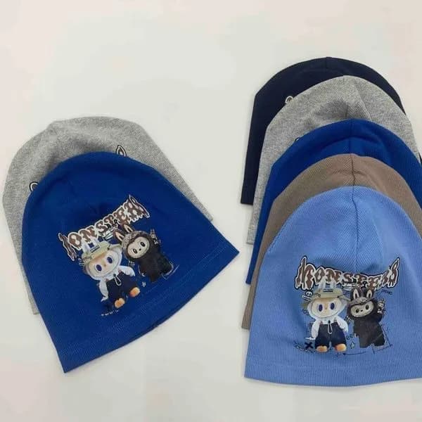 Czapki dziecięce prążkowane z nadrukiem Monsters, mix kolorów