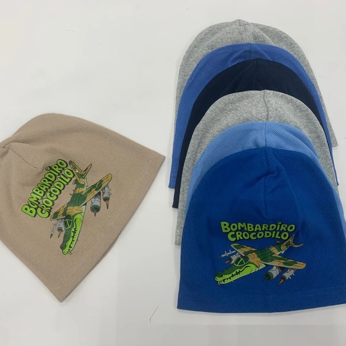 Czapki dziecięce prążkowane z nadrukiem samolotu, mix kolorów 12szt