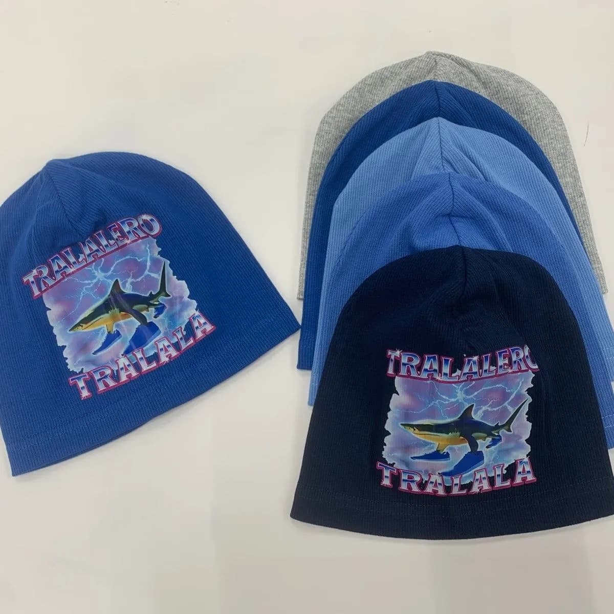 Czapki dziecięce prążkowane z nadrukiem rekina, mix kolorów 12 szt.