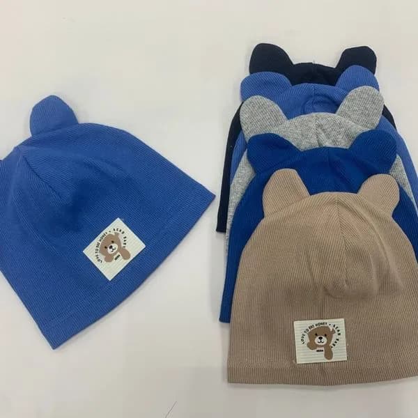 CZAPKI DZIECIĘCE prążkowane z uszami i naszywką miś