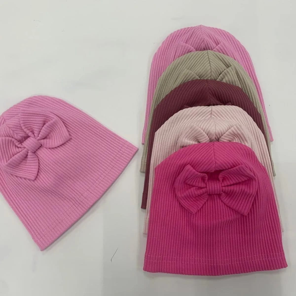 Czapki dziecięce prążkowane z kokardą mix kolorów 12 szt.