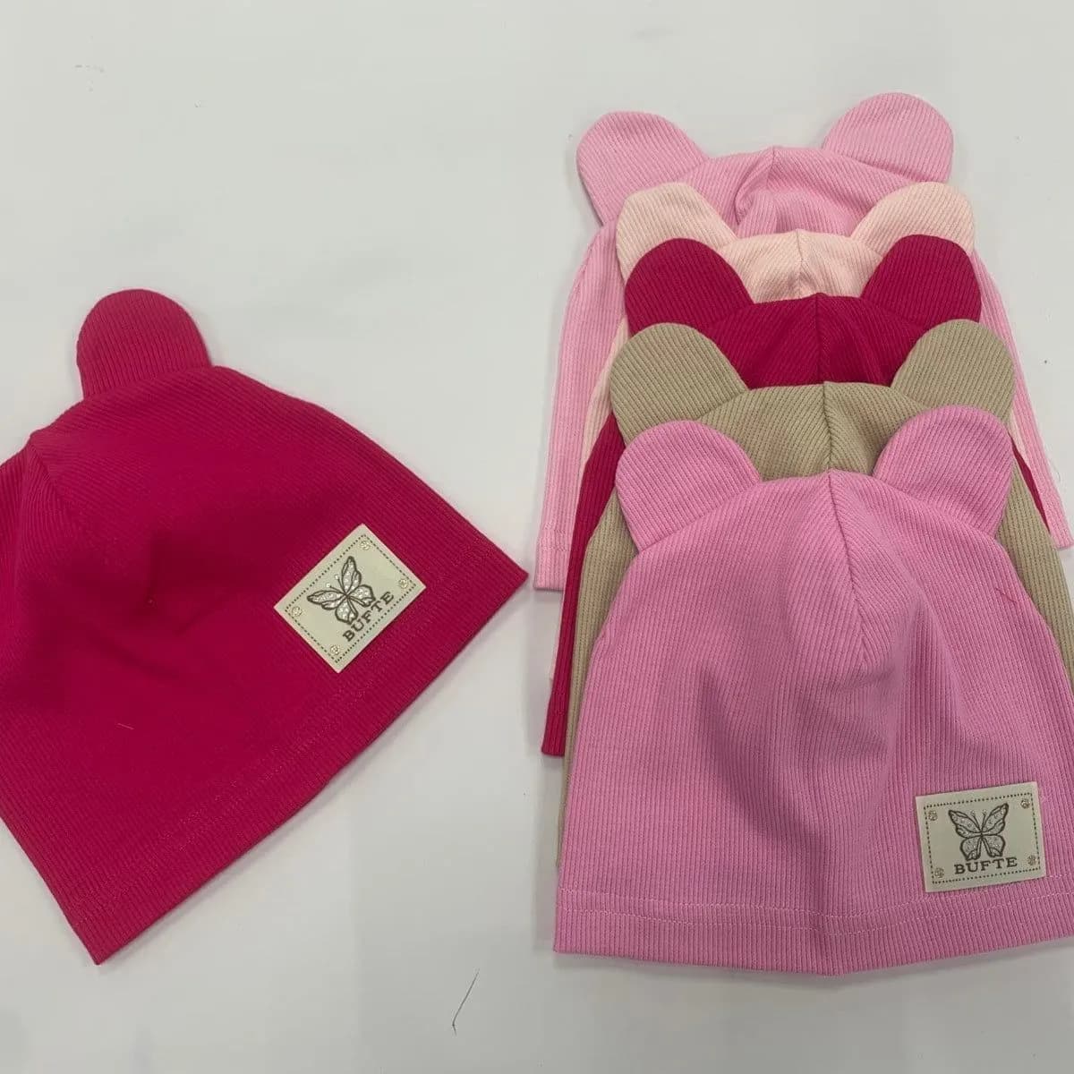 CZAPKI DZIECIĘCE prążkowane z uszami i motylkiem BUFTE 12 szt.