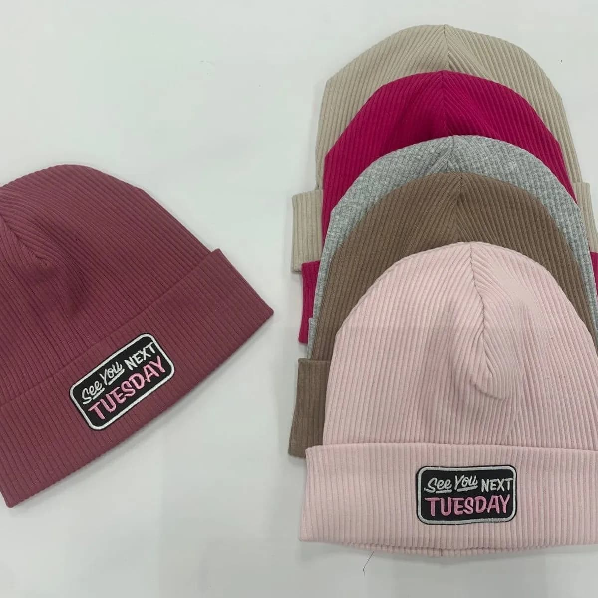 Czapki dziecięce prążkowane z naszywką See You Next Tuesday 10szt