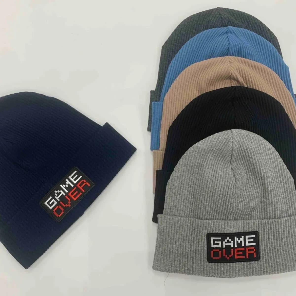 CZAPKI DZIECIĘCE prążkowane z naszywką GAME OVER, mix kolorów