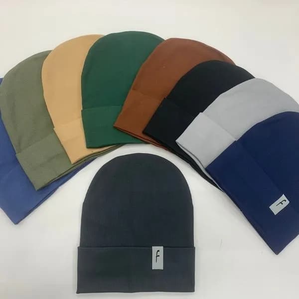 Czapki męskie beanie prążkowane z naszywką, mix kolorów 10 szt.