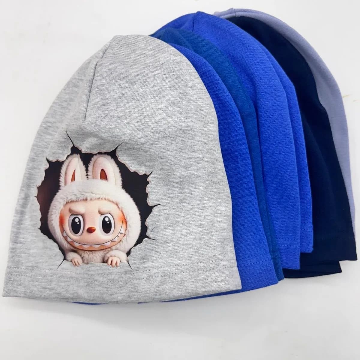 CZAPKI DZIECIĘCE z nadrukiem stworka, mix kolorów, 10 szt.