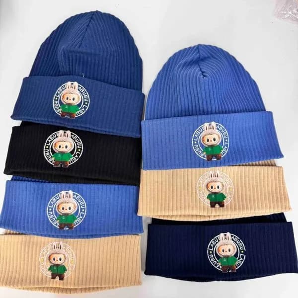 CZAPKI DZIECIĘCE prążkowane z naszywką Labubu, mix kolorów